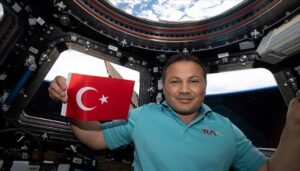 ilk-turk-astronot-alper-gezeravci-dunya’ya-dondu